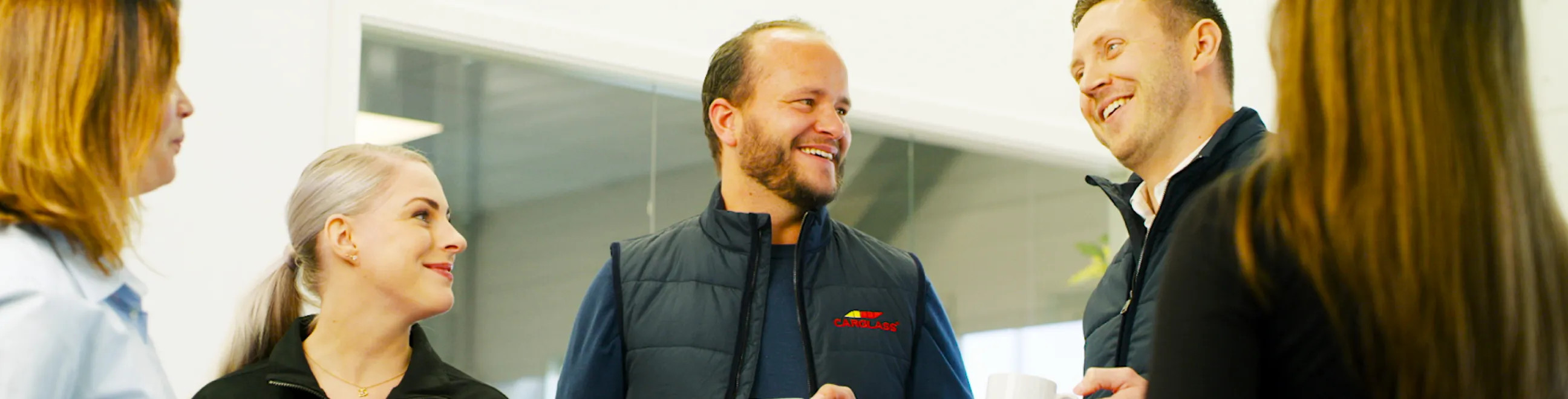 medarbetare på kontor fikar